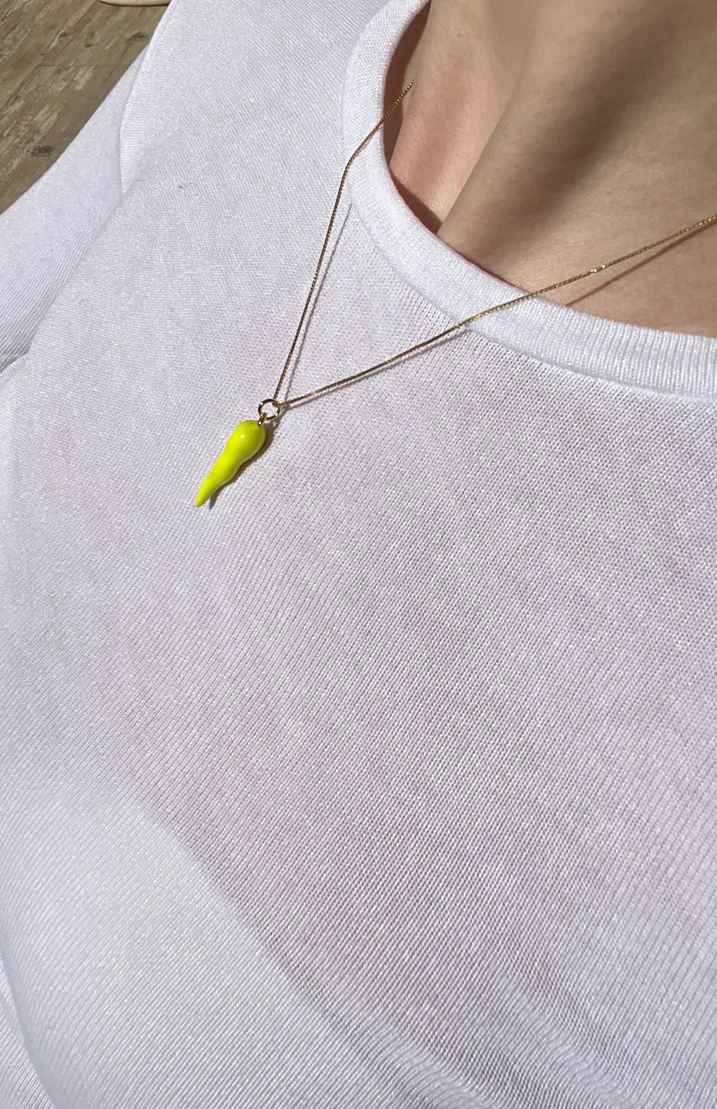 კორნიჩელოს ფერადი ყელსაბამი