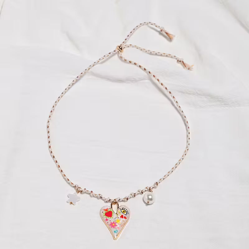 ნაქსოვი ყელსაბამი გულის ჩარმით