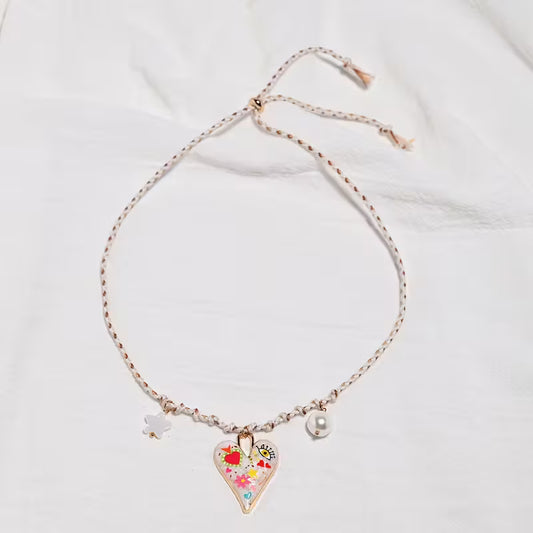 ნაქსოვი ყელსაბამი გულის ჩარმით