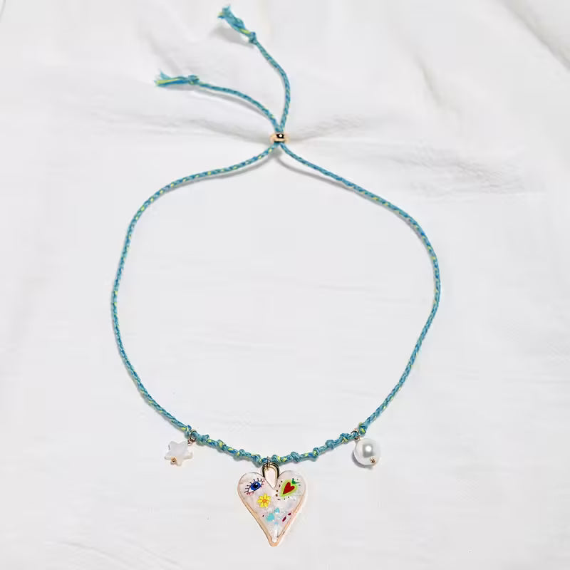 ნაქსოვი ყელსაბამი გულის ჩარმით