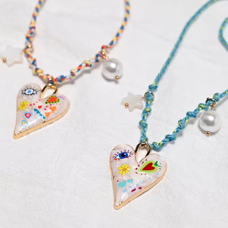 ნაქსოვი ყელსაბამი გულის ჩარმით