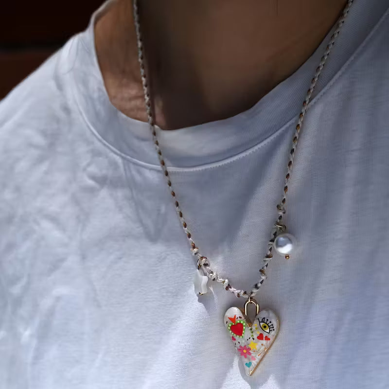 ნაქსოვი ყელსაბამი გულის ჩარმით