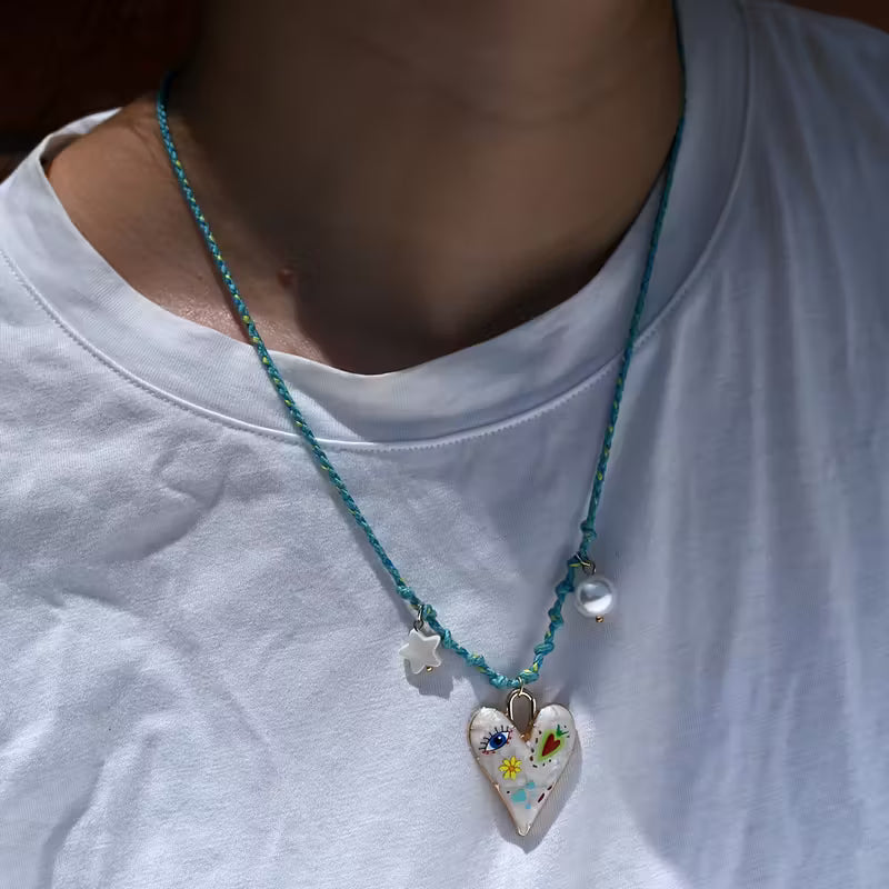 ნაქსოვი ყელსაბამი გულის ჩარმით