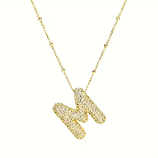 ყელსაბამი M სიმბოლოთი